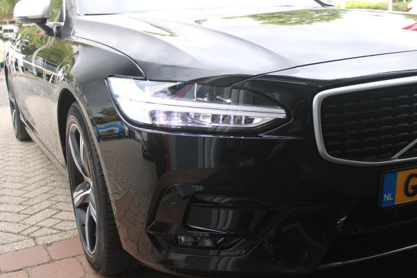 Volvo V90 2.0 T4 190PK R-Design | PANORAMISCH SCHUIF/KANTEL DAK | HARMAN KARDON PREMIUM AUDIO | ELEKTRSICHE VOORSTOELEN MET GEHEUGEN FUNCTIE | STOEL/STUUR VERWARMING | ACHTERBANK VERWARMING | HEAD-UP DISPLAY | MISTLAMPEN VOOR | KEYLESS ENTRY / START | APPLE CARPLAY | ADROID AUTO | ELEKTRISCH BEDIENBARE ACHTERKLEP | ACHTERUITRIJCAMERA | STANDKACHEL |