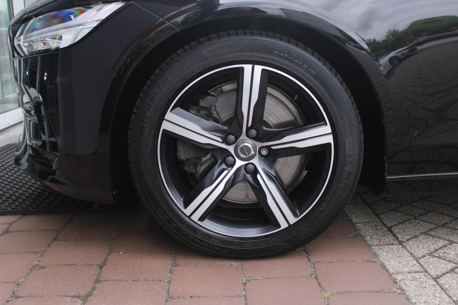 Volvo V90 2.0 T4 190PK R-Design | PANORAMISCH SCHUIF/KANTEL DAK | HARMAN KARDON PREMIUM AUDIO | ELEKTRSICHE VOORSTOELEN MET GEHEUGEN FUNCTIE | STOEL/STUUR VERWARMING | ACHTERBANK VERWARMING | HEAD-UP DISPLAY | MISTLAMPEN VOOR | KEYLESS ENTRY / START | APPLE CARPLAY | ADROID AUTO | ELEKTRISCH BEDIENBARE ACHTERKLEP | ACHTERUITRIJCAMERA | STANDKACHEL |