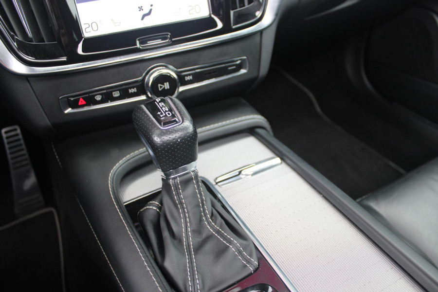 Volvo V90 2.0 T4 190PK R-Design | PANORAMISCH SCHUIF/KANTEL DAK | HARMAN KARDON PREMIUM AUDIO | ELEKTRSICHE VOORSTOELEN MET GEHEUGEN FUNCTIE | STOEL/STUUR VERWARMING | ACHTERBANK VERWARMING | HEAD-UP DISPLAY | MISTLAMPEN VOOR | KEYLESS ENTRY / START | APPLE CARPLAY | ADROID AUTO | ELEKTRISCH BEDIENBARE ACHTERKLEP | ACHTERUITRIJCAMERA | STANDKACHEL |
