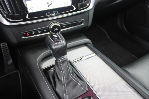 Volvo V90 2.0 T4 190PK R-Design | PANORAMISCH SCHUIF/KANTEL DAK | HARMAN KARDON PREMIUM AUDIO | ELEKTRSICHE VOORSTOELEN MET GEHEUGEN FUNCTIE | STOEL/STUUR VERWARMING | ACHTERBANK VERWARMING | HEAD-UP DISPLAY | MISTLAMPEN VOOR | KEYLESS ENTRY / START | APPLE CARPLAY | ADROID AUTO | ELEKTRISCH BEDIENBARE ACHTERKLEP | ACHTERUITRIJCAMERA | STANDKACHEL |