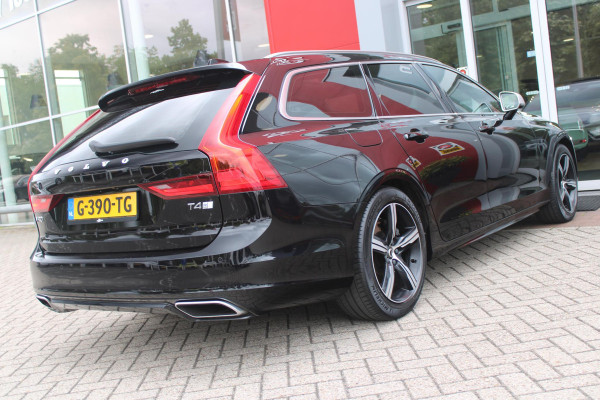 Volvo V90 2.0 T4 190PK R-Design | PANORAMISCH SCHUIF/KANTEL DAK | HARMAN KARDON PREMIUM AUDIO | ELEKTRSICHE VOORSTOELEN MET GEHEUGEN FUNCTIE | STOEL/STUUR VERWARMING | ACHTERBANK VERWARMING | HEAD-UP DISPLAY | MISTLAMPEN VOOR | KEYLESS ENTRY / START | APPLE CARPLAY | ADROID AUTO | ELEKTRISCH BEDIENBARE ACHTERKLEP | ACHTERUITRIJCAMERA | STANDKACHEL |