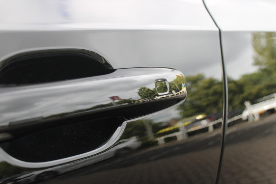 Volvo V90 2.0 T4 190PK R-Design | PANORAMISCH SCHUIF/KANTEL DAK | HARMAN KARDON PREMIUM AUDIO | ELEKTRSICHE VOORSTOELEN MET GEHEUGEN FUNCTIE | STOEL/STUUR VERWARMING | ACHTERBANK VERWARMING | HEAD-UP DISPLAY | MISTLAMPEN VOOR | KEYLESS ENTRY / START | APPLE CARPLAY | ADROID AUTO | ELEKTRISCH BEDIENBARE ACHTERKLEP | ACHTERUITRIJCAMERA | STANDKACHEL |