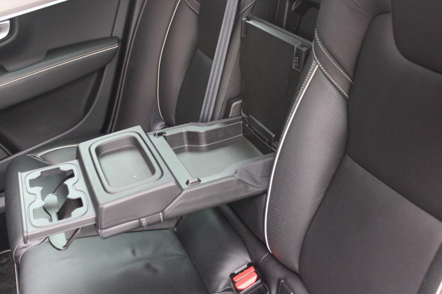 Volvo V90 2.0 T4 190PK R-Design | PANORAMISCH SCHUIF/KANTEL DAK | HARMAN KARDON PREMIUM AUDIO | ELEKTRSICHE VOORSTOELEN MET GEHEUGEN FUNCTIE | STOEL/STUUR VERWARMING | ACHTERBANK VERWARMING | HEAD-UP DISPLAY | MISTLAMPEN VOOR | KEYLESS ENTRY / START | APPLE CARPLAY | ADROID AUTO | ELEKTRISCH BEDIENBARE ACHTERKLEP | ACHTERUITRIJCAMERA | STANDKACHEL |