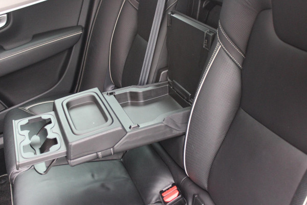 Volvo V90 2.0 T4 190PK R-Design | PANORAMISCH SCHUIF/KANTEL DAK | HARMAN KARDON PREMIUM AUDIO | ELEKTRSICHE VOORSTOELEN MET GEHEUGEN FUNCTIE | STOEL/STUUR VERWARMING | ACHTERBANK VERWARMING | HEAD-UP DISPLAY | MISTLAMPEN VOOR | KEYLESS ENTRY / START | APPLE CARPLAY | ADROID AUTO | ELEKTRISCH BEDIENBARE ACHTERKLEP | ACHTERUITRIJCAMERA | STANDKACHEL |
