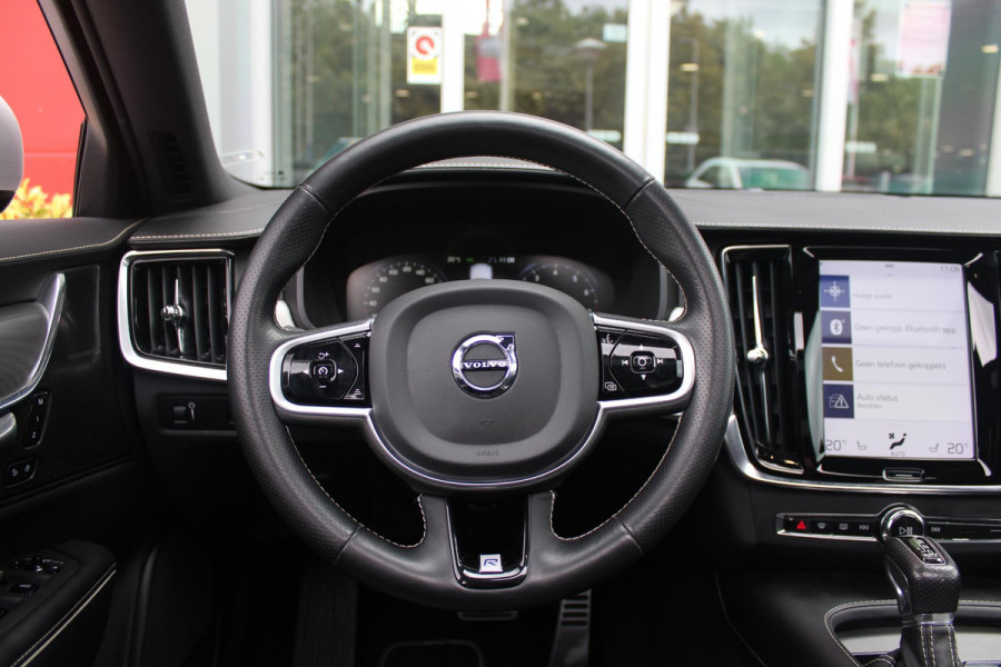 Volvo V90 2.0 T4 190PK R-Design | PANORAMISCH SCHUIF/KANTEL DAK | HARMAN KARDON PREMIUM AUDIO | ELEKTRSICHE VOORSTOELEN MET GEHEUGEN FUNCTIE | STOEL/STUUR VERWARMING | ACHTERBANK VERWARMING | HEAD-UP DISPLAY | MISTLAMPEN VOOR | KEYLESS ENTRY / START | APPLE CARPLAY | ADROID AUTO | ELEKTRISCH BEDIENBARE ACHTERKLEP | ACHTERUITRIJCAMERA | STANDKACHEL |