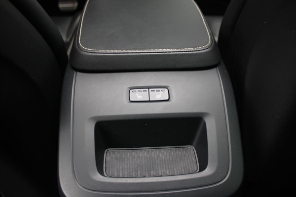 Volvo V90 2.0 T4 190PK R-Design | PANORAMISCH SCHUIF/KANTEL DAK | HARMAN KARDON PREMIUM AUDIO | ELEKTRSICHE VOORSTOELEN MET GEHEUGEN FUNCTIE | STOEL/STUUR VERWARMING | ACHTERBANK VERWARMING | HEAD-UP DISPLAY | MISTLAMPEN VOOR | KEYLESS ENTRY / START | APPLE CARPLAY | ADROID AUTO | ELEKTRISCH BEDIENBARE ACHTERKLEP | ACHTERUITRIJCAMERA | STANDKACHEL |