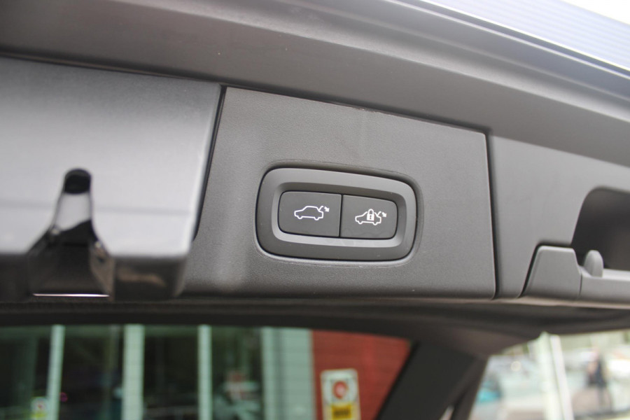 Volvo V90 2.0 T4 190PK R-Design | PANORAMISCH SCHUIF/KANTEL DAK | HARMAN KARDON PREMIUM AUDIO | ELEKTRSICHE VOORSTOELEN MET GEHEUGEN FUNCTIE | STOEL/STUUR VERWARMING | ACHTERBANK VERWARMING | HEAD-UP DISPLAY | MISTLAMPEN VOOR | KEYLESS ENTRY / START | APPLE CARPLAY | ADROID AUTO | ELEKTRISCH BEDIENBARE ACHTERKLEP | ACHTERUITRIJCAMERA | STANDKACHEL |