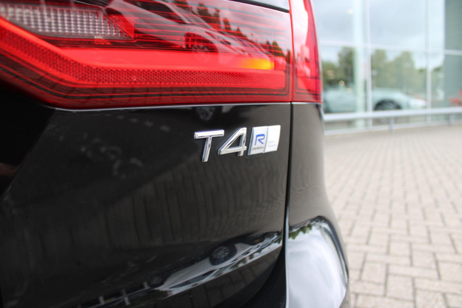 Volvo V90 2.0 T4 190PK R-Design | PANORAMISCH SCHUIF/KANTEL DAK | HARMAN KARDON PREMIUM AUDIO | ELEKTRSICHE VOORSTOELEN MET GEHEUGEN FUNCTIE | STOEL/STUUR VERWARMING | ACHTERBANK VERWARMING | HEAD-UP DISPLAY | MISTLAMPEN VOOR | KEYLESS ENTRY / START | APPLE CARPLAY | ADROID AUTO | ELEKTRISCH BEDIENBARE ACHTERKLEP | ACHTERUITRIJCAMERA | STANDKACHEL |