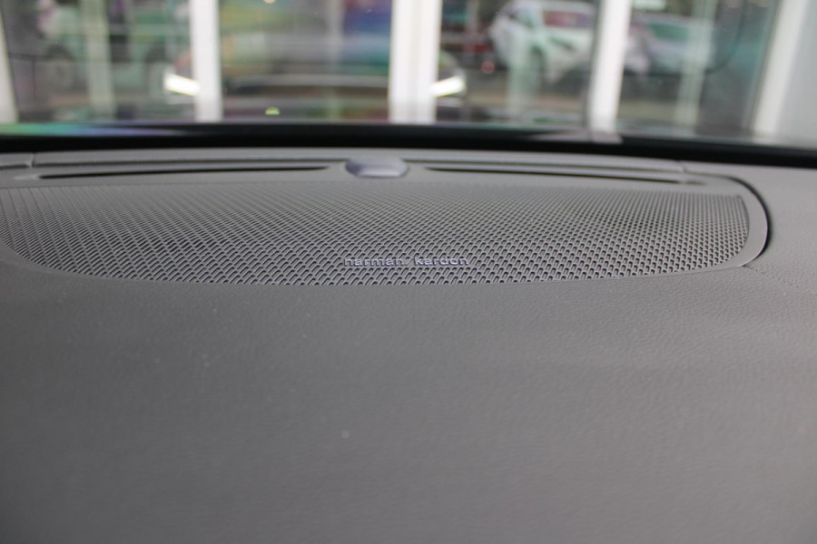Volvo V90 2.0 T4 190PK R-Design | PANORAMISCH SCHUIF/KANTEL DAK | HARMAN KARDON PREMIUM AUDIO | ELEKTRSICHE VOORSTOELEN MET GEHEUGEN FUNCTIE | STOEL/STUUR VERWARMING | ACHTERBANK VERWARMING | HEAD-UP DISPLAY | MISTLAMPEN VOOR | KEYLESS ENTRY / START | APPLE CARPLAY | ADROID AUTO | ELEKTRISCH BEDIENBARE ACHTERKLEP | ACHTERUITRIJCAMERA | STANDKACHEL |