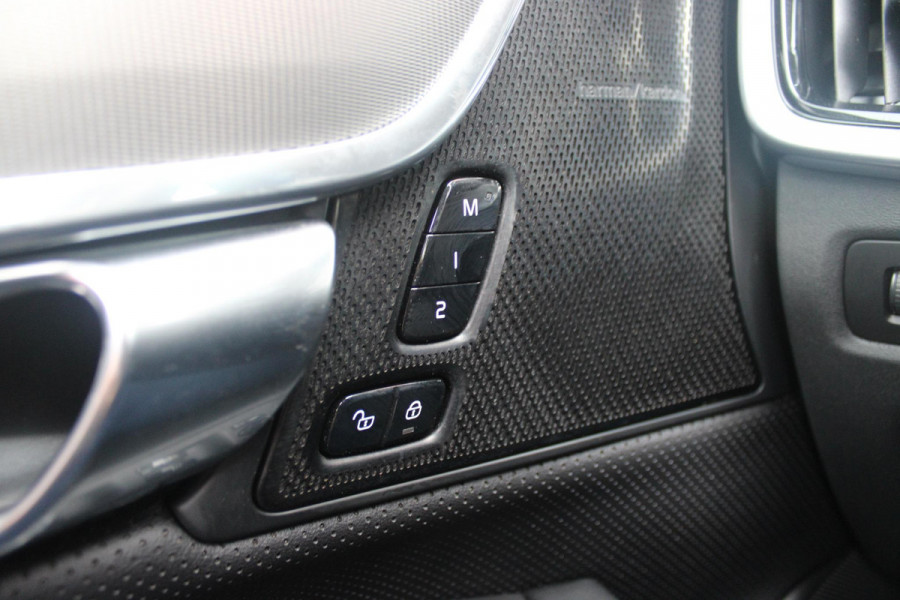 Volvo V90 2.0 T4 190PK R-Design | PANORAMISCH SCHUIF/KANTEL DAK | HARMAN KARDON PREMIUM AUDIO | ELEKTRSICHE VOORSTOELEN MET GEHEUGEN FUNCTIE | STOEL/STUUR VERWARMING | ACHTERBANK VERWARMING | HEAD-UP DISPLAY | MISTLAMPEN VOOR | KEYLESS ENTRY / START | APPLE CARPLAY | ADROID AUTO | ELEKTRISCH BEDIENBARE ACHTERKLEP | ACHTERUITRIJCAMERA | STANDKACHEL |