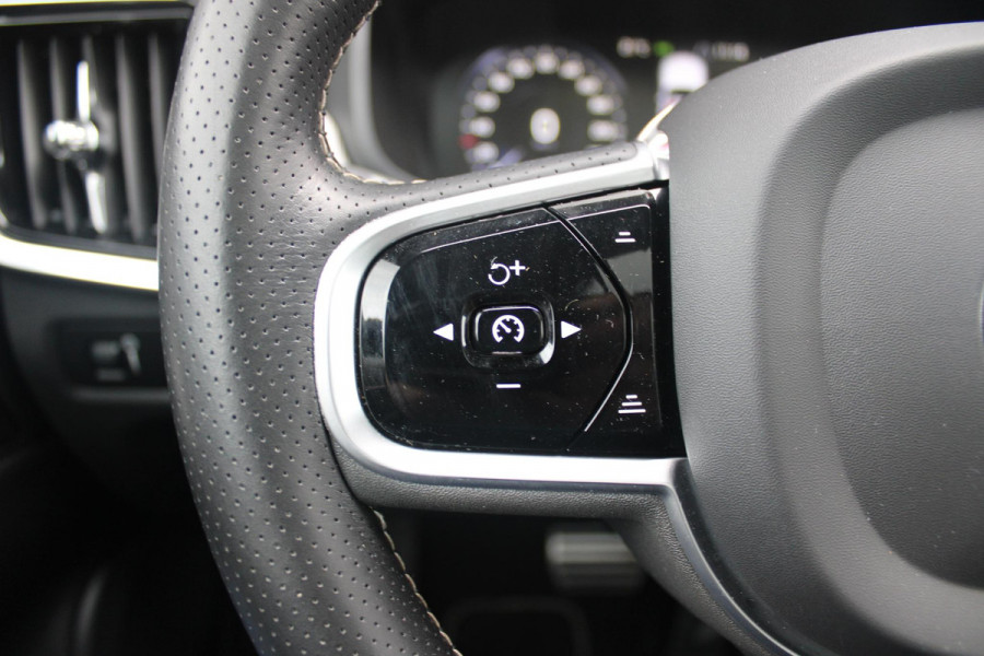 Volvo V90 2.0 T4 190PK R-Design | PANORAMISCH SCHUIF/KANTEL DAK | HARMAN KARDON PREMIUM AUDIO | ELEKTRSICHE VOORSTOELEN MET GEHEUGEN FUNCTIE | STOEL/STUUR VERWARMING | ACHTERBANK VERWARMING | HEAD-UP DISPLAY | MISTLAMPEN VOOR | KEYLESS ENTRY / START | APPLE CARPLAY | ADROID AUTO | ELEKTRISCH BEDIENBARE ACHTERKLEP | ACHTERUITRIJCAMERA | STANDKACHEL |