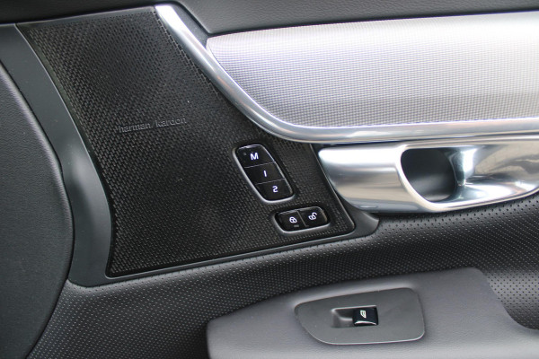 Volvo V90 2.0 T4 190PK R-Design | PANORAMISCH SCHUIF/KANTEL DAK | HARMAN KARDON PREMIUM AUDIO | ELEKTRSICHE VOORSTOELEN MET GEHEUGEN FUNCTIE | STOEL/STUUR VERWARMING | ACHTERBANK VERWARMING | HEAD-UP DISPLAY | MISTLAMPEN VOOR | KEYLESS ENTRY / START | APPLE CARPLAY | ADROID AUTO | ELEKTRISCH BEDIENBARE ACHTERKLEP | ACHTERUITRIJCAMERA | STANDKACHEL |