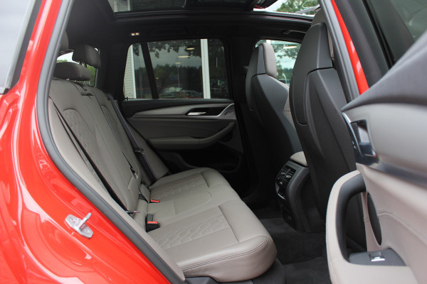 BMW X3 M / Trekhaak / Panoramadak / 360Camera / Head-up / Leder / Harman Kardon / 20'' / Stoelverwarming / Dodehoek / DAB / ACC