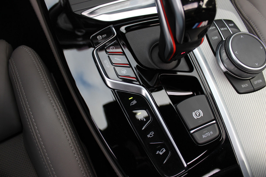 BMW X3 M / Trekhaak / Panoramadak / 360Camera / Head-up / Leder / Harman Kardon / 20'' / Stoelverwarming / Dodehoek / DAB / ACC