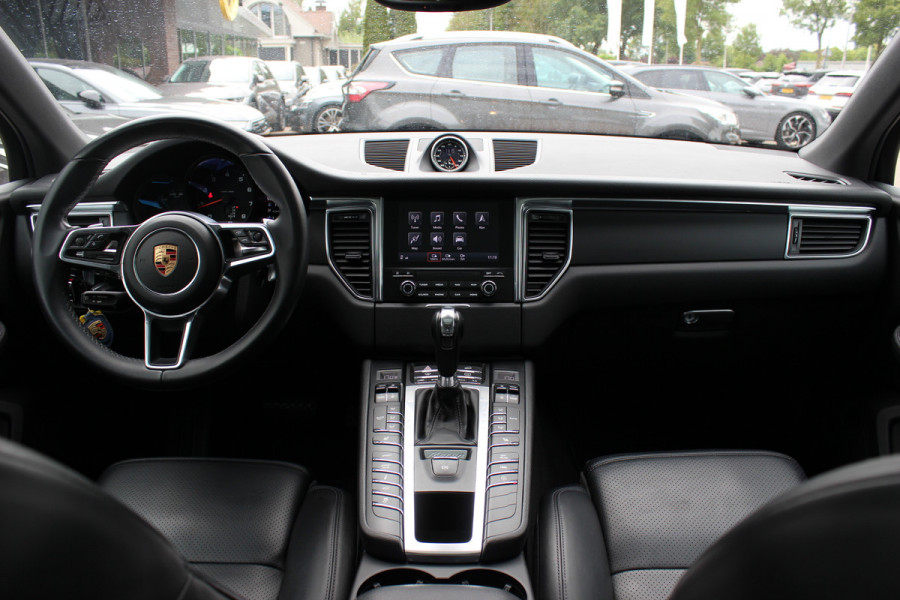 Porsche Macan 2.0 / Panoramadak / Camera / Luchtvering / Sportchrono / Bose / 21'' / Leder / Navigatie / Comfortstoelen / DAB / Stoelverwarming / Cruise Control
