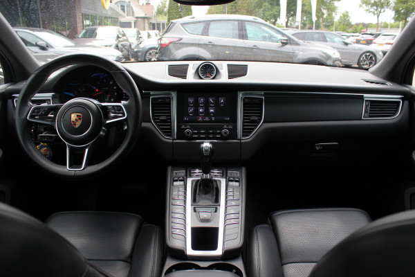 Porsche Macan 2.0 / Panoramadak / Camera / Luchtvering / Sportchrono / Bose / 21'' / Leder / Navigatie / Comfortstoelen / DAB / Stoelverwarming / Cruise Control