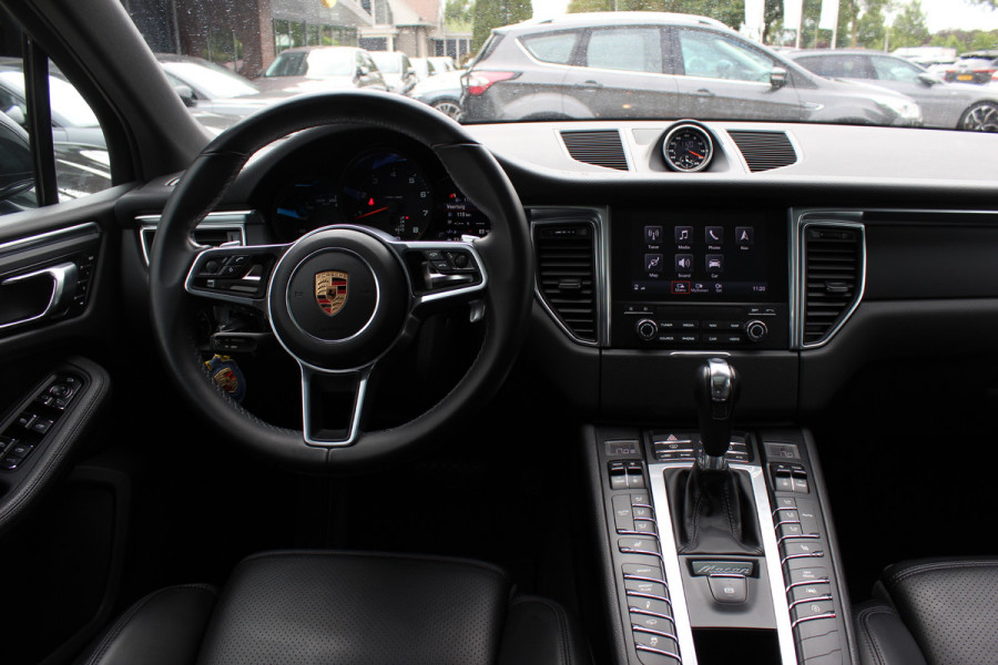 Porsche Macan 2.0 / Panoramadak / Camera / Luchtvering / Sportchrono / Bose / 21'' / Leder / Navigatie / Comfortstoelen / DAB / Stoelverwarming / Cruise Control