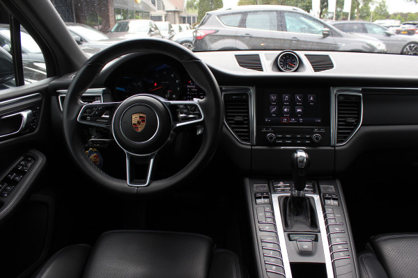 Porsche Macan 2.0 / Panoramadak / Camera / Luchtvering / Sportchrono / Bose / 21'' / Leder / Navigatie / Comfortstoelen / DAB / Stoelverwarming / Cruise Control