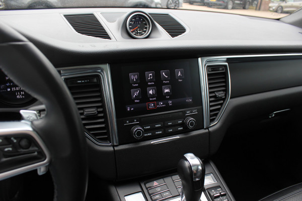 Porsche Macan 2.0 / Panoramadak / Camera / Luchtvering / Sportchrono / Bose / 21'' / Leder / Navigatie / Comfortstoelen / DAB / Stoelverwarming / Cruise Control