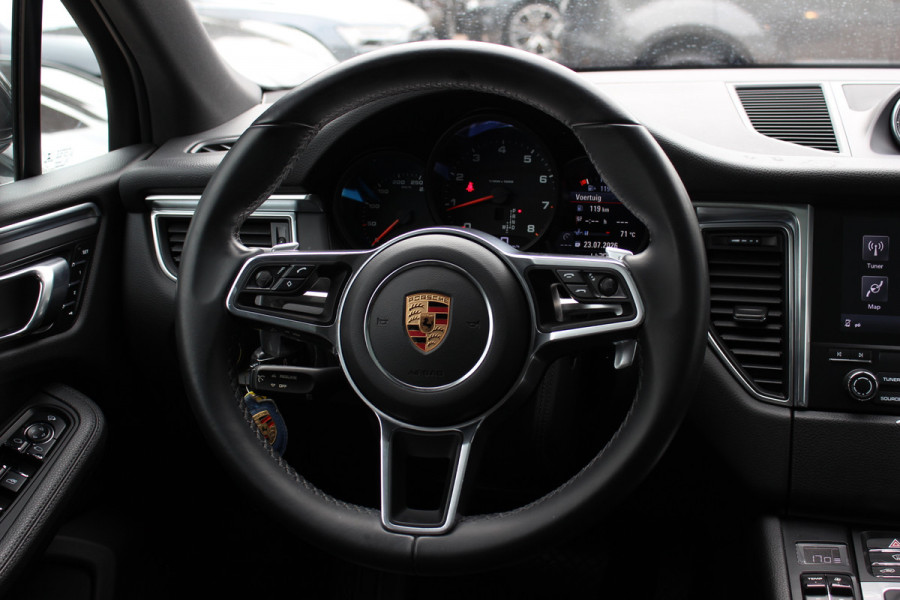 Porsche Macan 2.0 / Panoramadak / Camera / Luchtvering / Sportchrono / Bose / 21'' / Leder / Navigatie / Comfortstoelen / DAB / Stoelverwarming / Cruise Control