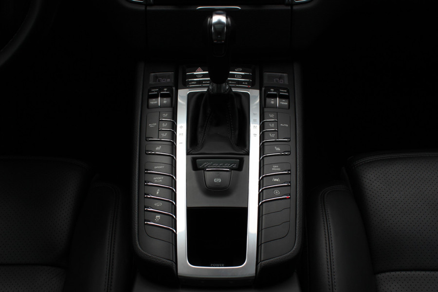 Porsche Macan 2.0 / Panoramadak / Camera / Luchtvering / Sportchrono / Bose / 21'' / Leder / Navigatie / Comfortstoelen / DAB / Stoelverwarming / Cruise Control