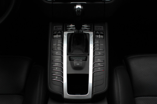 Porsche Macan 2.0 / Panoramadak / Camera / Luchtvering / Sportchrono / Bose / 21'' / Leder / Navigatie / Comfortstoelen / DAB / Stoelverwarming / Cruise Control