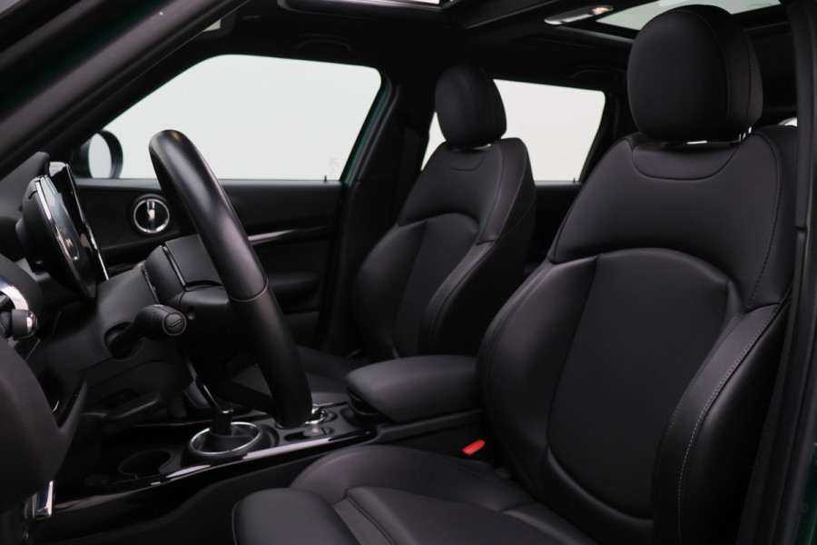 MINI Clubman 1.5 Cooper Automaat Knights Bridge Edition Leer, Panoramadak, Apple Carplay, Virtual Cockpit, LED, Cruise, Camera, 18''
