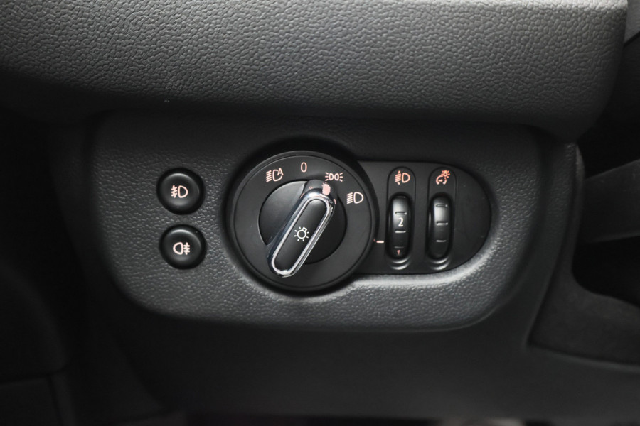MINI Clubman 1.5 Cooper Automaat Knights Bridge Edition Leer, Panoramadak, Apple Carplay, Virtual Cockpit, LED, Cruise, Camera, 18''