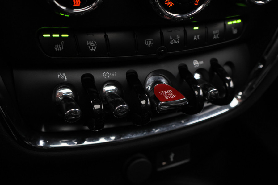 MINI Clubman 1.5 Cooper Automaat Knights Bridge Edition Leer, Panoramadak, Apple Carplay, Virtual Cockpit, LED, Cruise, Camera, 18''