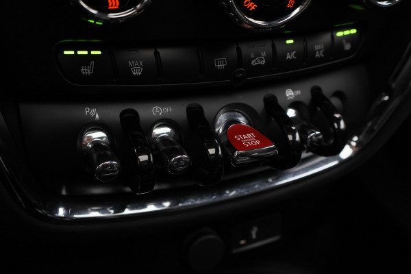 MINI Clubman 1.5 Cooper Automaat Knights Bridge Edition Leer, Panoramadak, Apple Carplay, Virtual Cockpit, LED, Cruise, Camera, 18''