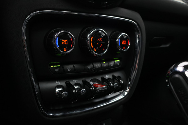 MINI Clubman 1.5 Cooper Automaat Knights Bridge Edition Leer, Panoramadak, Apple Carplay, Virtual Cockpit, LED, Cruise, Camera, 18''