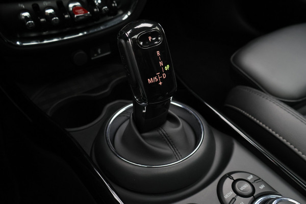 MINI Clubman 1.5 Cooper Automaat Knights Bridge Edition Leer, Panoramadak, Apple Carplay, Virtual Cockpit, LED, Cruise, Camera, 18''