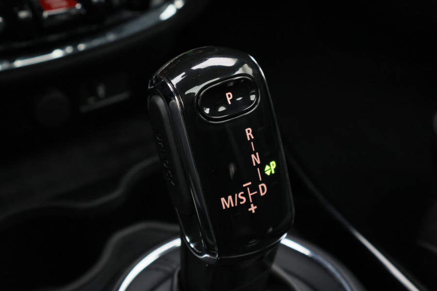 MINI Clubman 1.5 Cooper Automaat Knights Bridge Edition Leer, Panoramadak, Apple Carplay, Virtual Cockpit, LED, Cruise, Camera, 18''