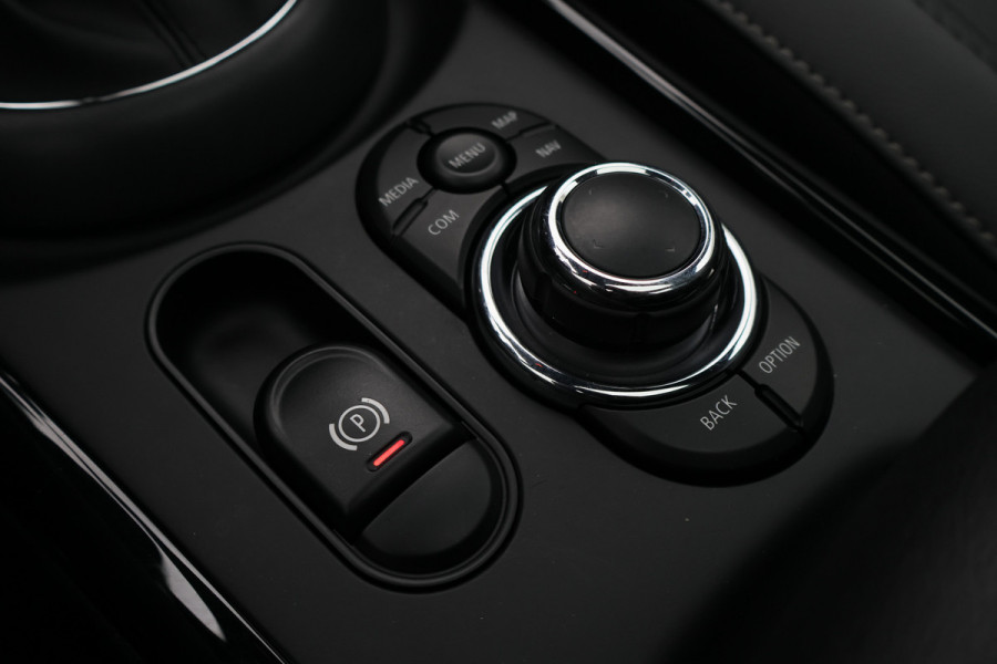 MINI Clubman 1.5 Cooper Automaat Knights Bridge Edition Leer, Panoramadak, Apple Carplay, Virtual Cockpit, LED, Cruise, Camera, 18''