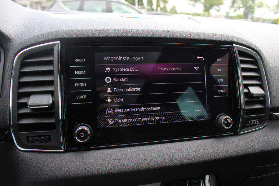 Škoda Karoq 2.0 TSI 4x4 Sportline Business / NL Auto! / Trekhaak / Panoramadak / Camera / CarPlay / Keyless / 19'' / DAB / Cruise Control