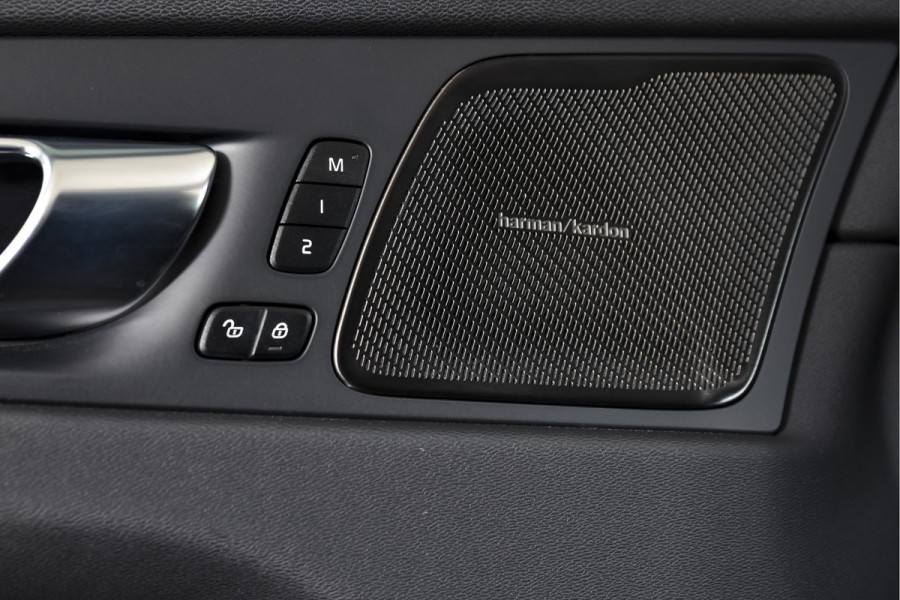 Volvo XC60 2.0 T6 Plug-in hybrid AWD Ultra Black Edition | S/K-Panodak | Elek. Trekhaak | Alarmklasse 3 | Dig. Cockpit | Adapt. Cruise | Memory Stoelen | Elek. Klep | Stoel-+stuurverw. | Camera | NAV+App. Connect | ECC | LM 21" | 0210