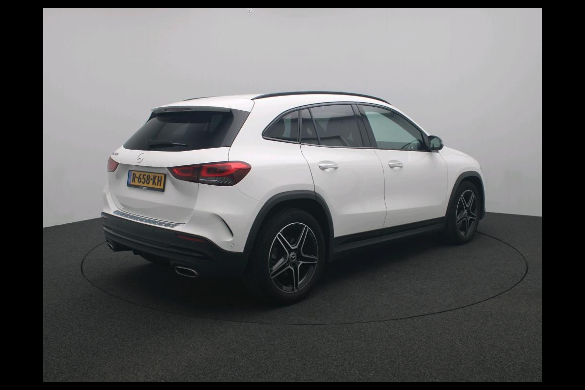 Mercedes-Benz GLA 180 AMG Line Premium | Night Pakket | Ledkoplampen | Parkeerpakket met achteruitrijcamera | Sfeerverlichting. Inclusief 24 maanden Mercedes-Benz Certified garantie voor Europa.