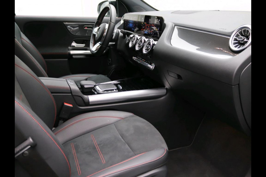 Mercedes-Benz GLA 180 AMG Line Premium | Night Pakket | Ledkoplampen | Parkeerpakket met achteruitrijcamera | Sfeerverlichting. Inclusief 24 maanden Mercedes-Benz Certified garantie voor Europa.