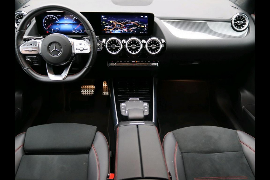 Mercedes-Benz GLA 180 AMG Line Premium | Night Pakket | Ledkoplampen | Parkeerpakket met achteruitrijcamera | Sfeerverlichting. Inclusief 24 maanden Mercedes-Benz Certified garantie voor Europa.