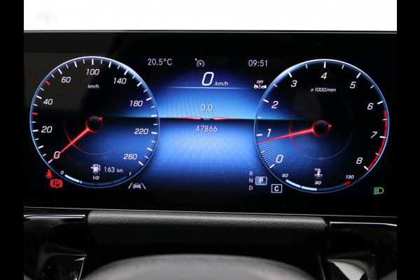 Mercedes-Benz GLA 180 AMG Line Premium | Night Pakket | Ledkoplampen | Parkeerpakket met achteruitrijcamera | Sfeerverlichting. Inclusief 24 maanden Mercedes-Benz Certified garantie voor Europa.