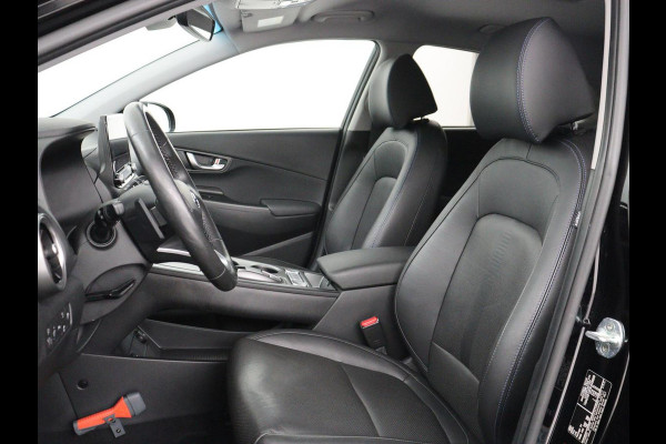 Hyundai Kona EV Premium 64 KWh | SOH 96.2% | Leder | Trekhaak | Head-up | Stoelventilatie | Stuur/stoel verwarming | Adaptive cruise | Camera | Park assist | Carplay | Dodehoek detectie | Krell sound |