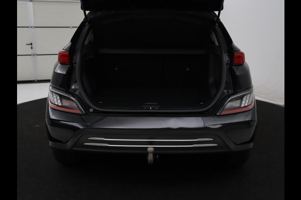 Hyundai Kona EV Premium 64 KWh | SOH 96.2% | Leder | Trekhaak | Head-up | Stoelventilatie | Stuur/stoel verwarming | Adaptive cruise | Camera | Park assist | Carplay | Dodehoek detectie | Krell sound |