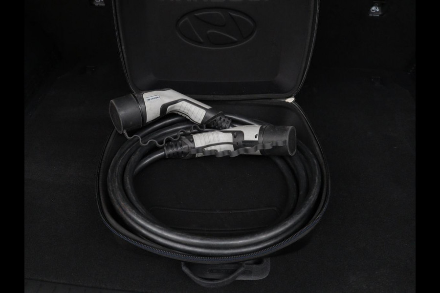 Hyundai Kona EV Premium 64 KWh | SOH 96.2% | Leder | Trekhaak | Head-up | Stoelventilatie | Stuur/stoel verwarming | Adaptive cruise | Camera | Park assist | Carplay | Dodehoek detectie | Krell sound |
