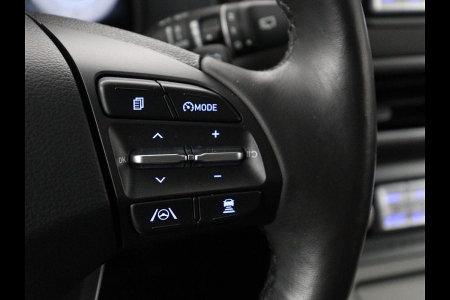 Hyundai Kona EV Premium 64 KWh | SOH 96.2% | Leder | Trekhaak | Head-up | Stoelventilatie | Stuur/stoel verwarming | Adaptive cruise | Camera | Park assist | Carplay | Dodehoek detectie | Krell sound |