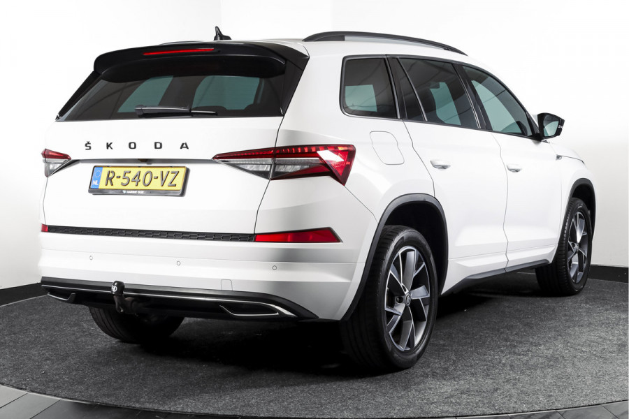 Škoda Kodiaq 1.5 TSI 150 PK Sportline Business Orig. NL | Elek. Trekhaak | Dig. Cockpit | Adapt. Cruise | Stoelverw. | PDC | Camera | NAV + App. Connect | ECC | Elek. Klep | LM 19" |