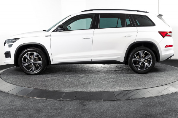 Škoda Kodiaq 1.5 TSI 150 PK Sportline Business Orig. NL | Elek. Trekhaak | Dig. Cockpit | Adapt. Cruise | Stoelverw. | PDC | Camera | NAV + App. Connect | ECC | Elek. Klep | LM 19" |