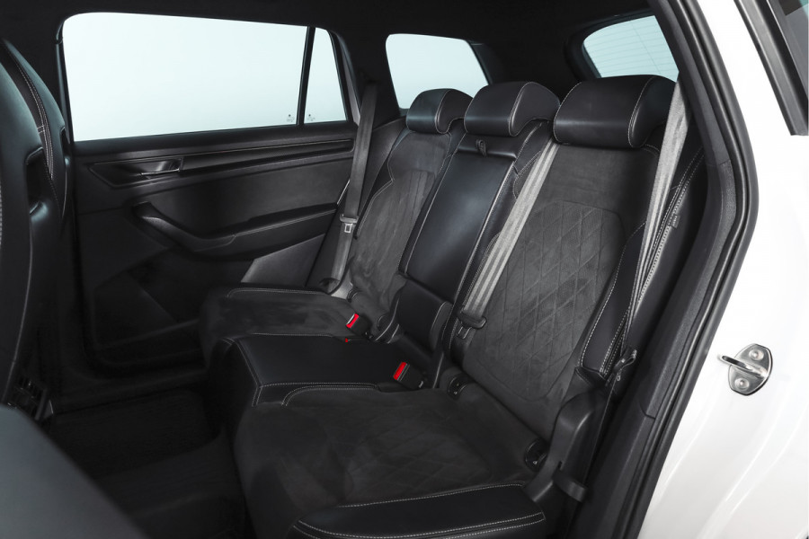 Škoda Kodiaq 1.5 TSI 150 PK Sportline Business Orig. NL | Elek. Trekhaak | Dig. Cockpit | Adapt. Cruise | Stoelverw. | PDC | Camera | NAV + App. Connect | ECC | Elek. Klep | LM 19" |