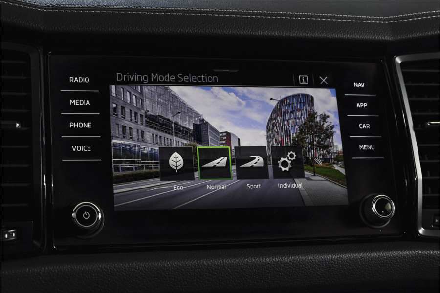 Škoda Kodiaq 1.5 TSI 150 PK Sportline Business Orig. NL | Elek. Trekhaak | Dig. Cockpit | Adapt. Cruise | Stoelverw. | PDC | Camera | NAV + App. Connect | ECC | Elek. Klep | LM 19" |