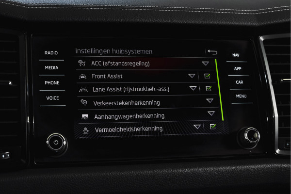Škoda Kodiaq 1.5 TSI 150 PK Sportline Business Orig. NL | Elek. Trekhaak | Dig. Cockpit | Adapt. Cruise | Stoelverw. | PDC | Camera | NAV + App. Connect | ECC | Elek. Klep | LM 19" |