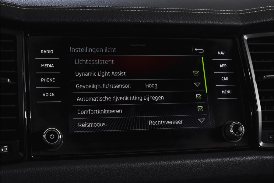 Škoda Kodiaq 1.5 TSI 150 PK Sportline Business Orig. NL | Elek. Trekhaak | Dig. Cockpit | Adapt. Cruise | Stoelverw. | PDC | Camera | NAV + App. Connect | ECC | Elek. Klep | LM 19" |